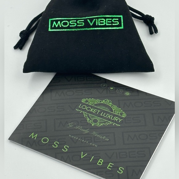 Eternal Moss Locket Pendant Necklace- Rose Pink - Picture 8 of 10